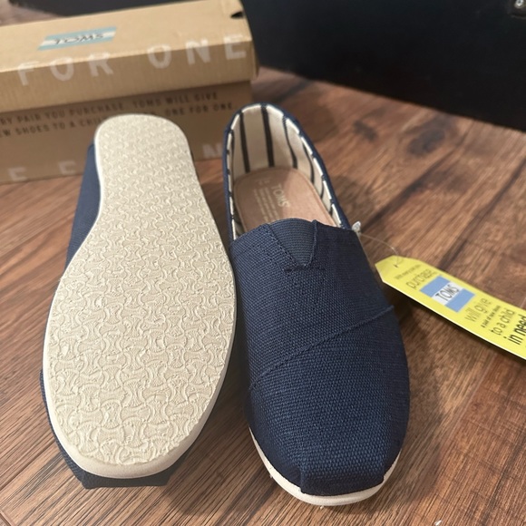 Brand New Toms - Picture 5 of 6